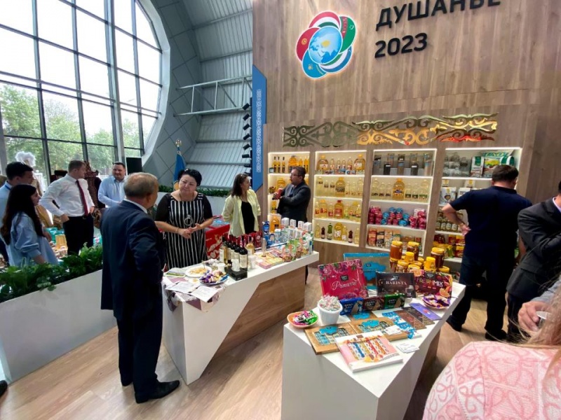 Казахстан представил свою агропродукцию в Душанбе