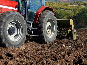 Оренбургские аграрии с начала года приобрели 172 трактора
